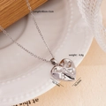 Collana con pendente a cuore argento con zirconi su piatto di ceramica e sfondo legno - Argento Stella Cuore