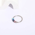 Détail d'une bague réglable argentée avec cinq perles rotatives en émail coloré - Série Bleue - Fermée / 14k