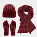 Detalle del set de punto granate con patrón de rombos, bufanda, gorro y guantes táctiles - Burdeos