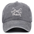 Detail van Cat Mom borduursel op een vintage grijze gewassen katoenen honkbalpet - Eén maat / Grijs