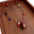 Dettaglio del ciondolo a maialino in legno retrò con perline colorate e cordino etnico - Pendente Cavallo in Legno con Perline Multicolore (WN1441)