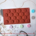 Stampo in silicone a 18 cavità per waffle rotondi e cioccolato in finitura rosso-marrone - 18 Cavità Stampo per Waffle / Marrone