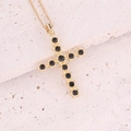 Dettaglio del ciondolo a croce in oro 18K con zirconi neri su superficie in pietra - 4# Nero