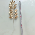 Vue détaillée d'une branche de feuilles dorées de 38 cm avec ruban à mesurer - Feuille de Saule Dorée