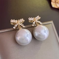 Pendientes de lazo con circonitas y perlas blancas grandes con acabado en oro fino - Colgantes de perlas con lazo champán