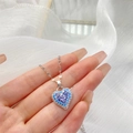 Vue détaillée du pendentif cœur en argent avec zircones en dégradé bleu et blanc - Cœur-Argent Bleu
