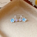 Boucles d'oreilles cerises et fleurs en émail bleu avec cristaux violets - Pétale de Perle Cerise Bleue (Tige en Argent)