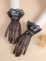Dettaglio di guanti in pizzo nero con eleganti volant e un piccolo fiocco con cristallo - Nero