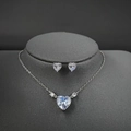 Elegante zilveren hartvormige kristallen sieradenset met ketting en oorbellen op display - Witte Zirkonia