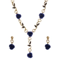 Parure de bijoux style français vintage avec chaînes dorées et roses bleu foncé - Parure Collier Boucles d'Oreilles Rose Bleu Foncé (WG-1181) / Bleu Foncé (WG-1181)