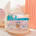 Moderne holografische geometrische Handtasche mit Goldkette und Metalldrehverschluss - Weiß