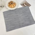 Vista dettagliata della tovaglietta in lino blu e bianca con decorazione per il tè pomeridiano - grigio scuro
