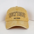 Detailaufnahme der senfgelben Baseballkappe mit New York Stickerei und ausgefranster Krempe - Einheitsgröße / Gelb