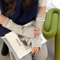 Light grey knitted fingerless gloves with a nice moment label for winter warmth - One Size / Light Gray