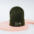 Detail der weißen Skelett-Stickerei auf einer olivgrünen Strickmütze mit Umschlag - Armeegrün