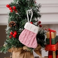 Mini calcetín de Navidad de punto en rosa y blanco colgado en un árbol festivo - Rosa