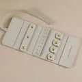 Organizador de joyas de microfibra gris claro con soportes para anillos y aretes - 24×10cm / Gris