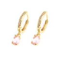 Dettaglio di orecchini a cerchio placcati oro 18K con zircone rosa a goccia e micro-pave - Rosa Ovale