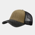 Dettaglio del cappello trucker vintage con rete nera traspirante e tessuto kaki lavato - Cachi