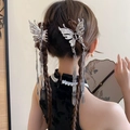 Pinces à cheveux papillon argentées avec de longs pompons élégants sur une coiffure - Pince Papillon Ajourée avec Gland (33#) / Pièce Unique / Argent