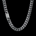 Cadena cubana de 12mm bañada en plata con acabado pulido y cierre con diamantes incrustados - 18 Pulgadas / 45,72 cm / Color Acero