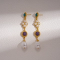 Dettaglio di orecchini con perle barocche e pietre preziose verdi e viola in stile vintage - Orecchini Pendenti (Oro)