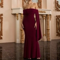 Dettaglio di un elegante abito da sera bordeaux con spalle scoperte e coda a sirena - XS / Borgogna