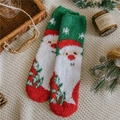 Dettaglio del motivo Babbo Natale su calze termiche in pile corallo in un set natalizio - Taglia unica / Babbo Natale