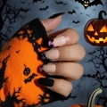 Faux ongles Halloween avec motifs de chat noir et chauve-souris peints sur base rose - Type à Colle / Style Étoile Fantôme Halloween (Y-425)