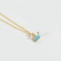 Pendentif couronne dorée délicat avec émail bleu clair sur fond blanc épuré et chic - Petite Couronne Bleue