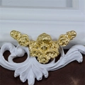 Broche de ángel estilo barroco en oro mate sobre pedestal blanco con fondo de tela - Estilo B-Cabeza de Ángel