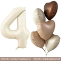 Dettaglio set palloncino numero 4 crema 40 pollici e cuori terra da 18 pollici - Set Numero 4 Crema