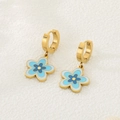 Dettaglio di cerchi dorati con ciondoli a fiore in smalto blu e giallo su sfondo bianco - Stile Fiore in Smalto Blu (KE118799-SXSJ)