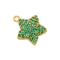 Gedetailleerde macro-opname van een 18K gouden sterhanger met groene kristallen - Goud Groene Zirkonia