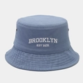 Dettaglio del ricamo Brooklyn sul cappello a secchiello in cotone con occhielli - M (56-58cm) / Acqua