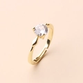 Detalle de anillo dorado ajustable con una gema redonda brillante y detalles de hojas - Abierto Ajustable / Dorado