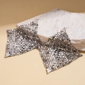 Detailaufnahme geometrischer Mesh-Ohrringe auf weißem Marmor im modernen Stil - Silber (Silberstift) / Silber