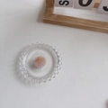 Pinza para el pelo rosa con forma de concha y detalles dorados en bandeja de cristal - Rosa y Blanco