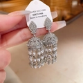 Detalle de pendientes plateados con incrustaciones de strass y borlas de perlas - Borla Geométrica (3#) / Plateado