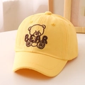 Nahaufnahme gelbe Kinder Baseballkappe mit Bärenstickerei und Bear Text aus Baumwolle - Gelb (Bear)