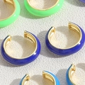 Orecchini a cerchio a C in smalto colorato nei colori verde neon, blu reale e azzurro - Blu Reale