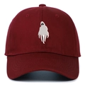 Détail de la broderie fantôme blanche sur une casquette en coton bordeaux - Réglable / Bordeaux