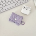Dettaglio della custodia AirPods viola trapuntata a cuore con chiusura a bottone - Viola