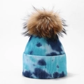 Détail du bonnet en tricot tie-dye bleu avec un gros pompon en fausse fourrure marron - 3#-Style Tie-Dye Bleu Blanc et Bleu Foncé