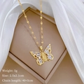 Détail du pendentif papillon doré avec relief et dimensions sur fond en soie beige - Pendentif Papillon Vierge Marie Doré (C436)