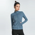 Giacca da yoga da donna blu morandi con cerniera e cuciture curve decorative - S / Blu