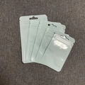 Dettaglio di sacchetti di plastica bianchi richiudibili con foro per appendere su tessuto grigio - Blu (8x13cm)-ai-100 pezzi/confezione