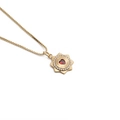 Dettaglio della collana a raggiera placcata oro con zircone a cuore rosso su fondo bianco - Stile Cuore Radiante Oro