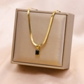 Collana a catena serpente dorata con pendente rettangolare in pietra nera incastonato a griffe - Collana / Nero