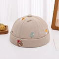 Detail van beige corduroy miki muts voor kinderen met beer en huis borduurwerk erop - 48-50cm (8 maanden - 2 jaar) / Khaki
